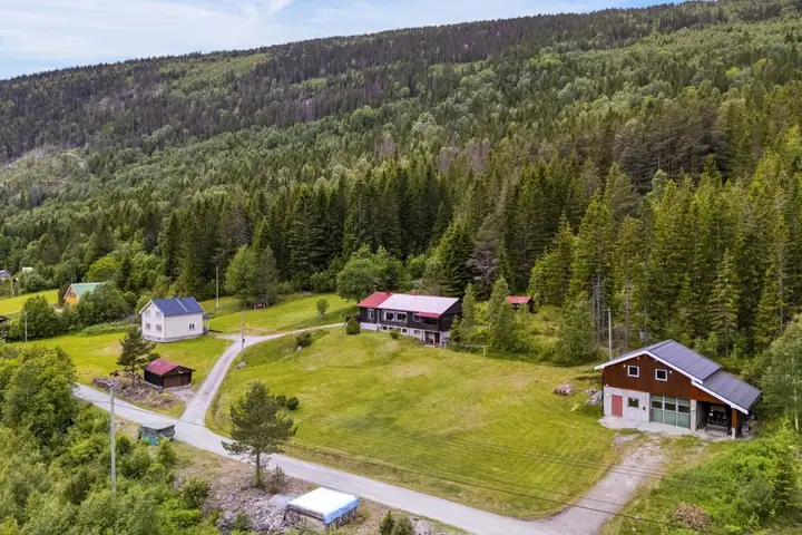Aslebø gård, Atrå