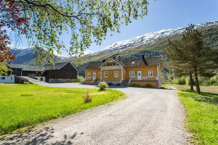 Strynevegen 233/235, Stryn